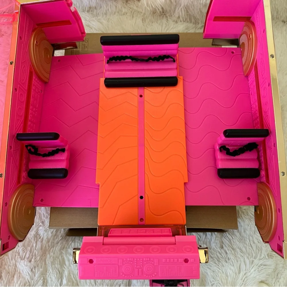 L.O.L. SURPRISE 3-in-1 Party Cruiser Pink OMG Doll Car Pool Dance Floor